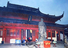 Bronze statue of Confucius